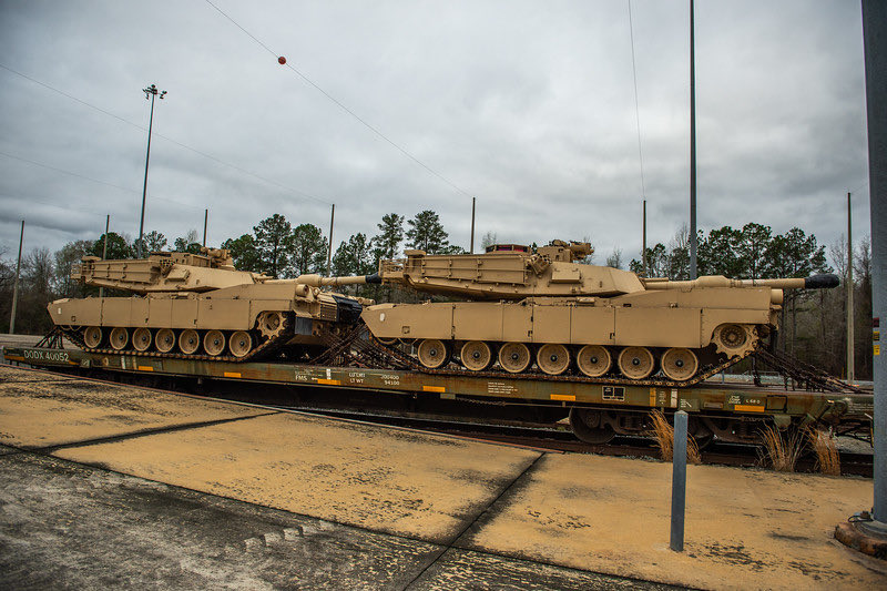 “Ήρθαν τα θηρία”: Οι Αμερικανοί παρέλαβαν τα πιο εκσυγχρονισμένα τεθωρακισμένα άρματα M1 Abrams [pics]