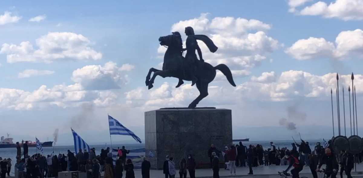 Θεσσαλονίκη – 25η Μαρτίου: Καπνογόνα, «τσολιάδες» και σημαίες στο άγαλμα του Μεγάλου Αλεξάνδρου (video)