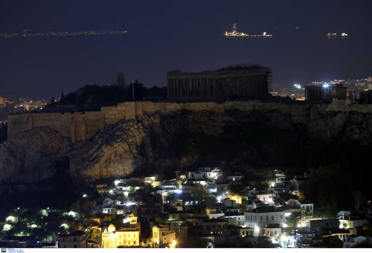 Ώρα της Γης 2021: Βυθίστηκε στο σκοτάδι η Βουλή (pics)