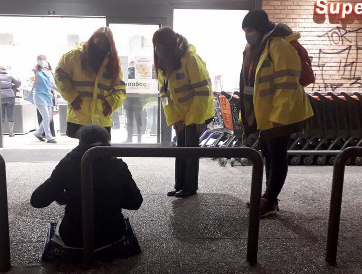 (Ξένη δημοσίευση)  Φωτογραφία που δόθηκε σήμερα στη δημοσιότητα από τις παρεμβάσεις για την φροντίδα των αστέγων χθες το βράδυ Δευτέρα 15 Φεβρουαρίου 2021, από τον Δήμο Αθηναίων. Σε μία από τις πιο δύσκολες νύχτες για κάθε άστεγο, οι άνθρωποι του «Street Work» βρέθηκαν και πάλι στους δρόμους της πόλης για να φροντίσουν όλους εκείνους που δεν φιλοξενούνται στις δομές και τις θερμαινόμενες αίθουσες του Δήμου Αθηναίων. Σήμερα, η Αθήνα διαθέτει ένα από τα πλέον σύγχρονα-πρότυπα Κέντρα Φιλοξενίας Αστέγων με δυνατότητα φιλοξενίας 400 ατόμων. Για την αντιμετώπιση των καιρικών συνθηκών, άνοιξαν και τρεις αίθουσες για όλους εκείνους τους συνανθρώπους μας που συνεχίζουν να ζουν στο δρόμο. Τρίτη 16 Φεβρουαρίου 2021.  ΑΠΕ-ΜΠΕ