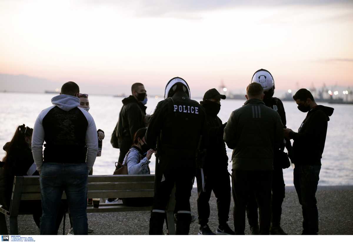 Lockdown – Θεσσαλονίκη: Γυναίκα έφτυσε αστυνομικούς που της «έκοβαν» πρόστιμο για μάσκα