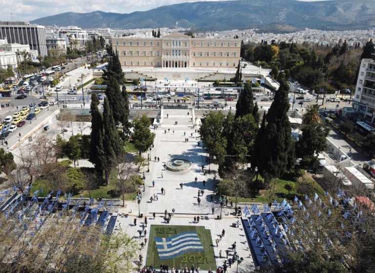 Η Αθήνα γιορτάζει τα 200 χρόνια της Ελληνικής Επανάστασης - Στα γαλανόλευκα η πόλη (pics, video)