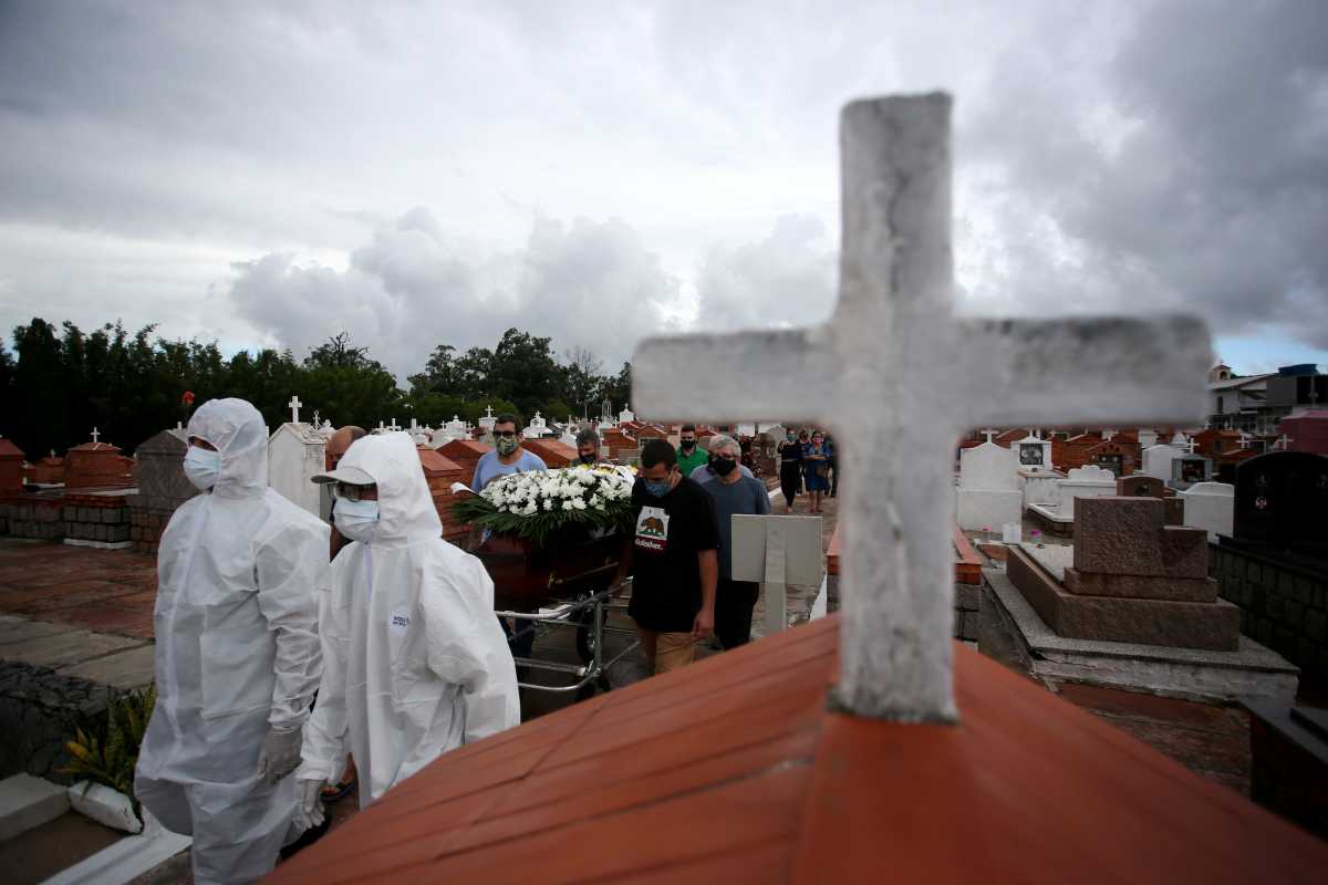 Ο κορονοϊός «σφυροκοπά» τη Βραζιλία: Νέο τραγικό ρεκόρ με 1.972 νεκρούς