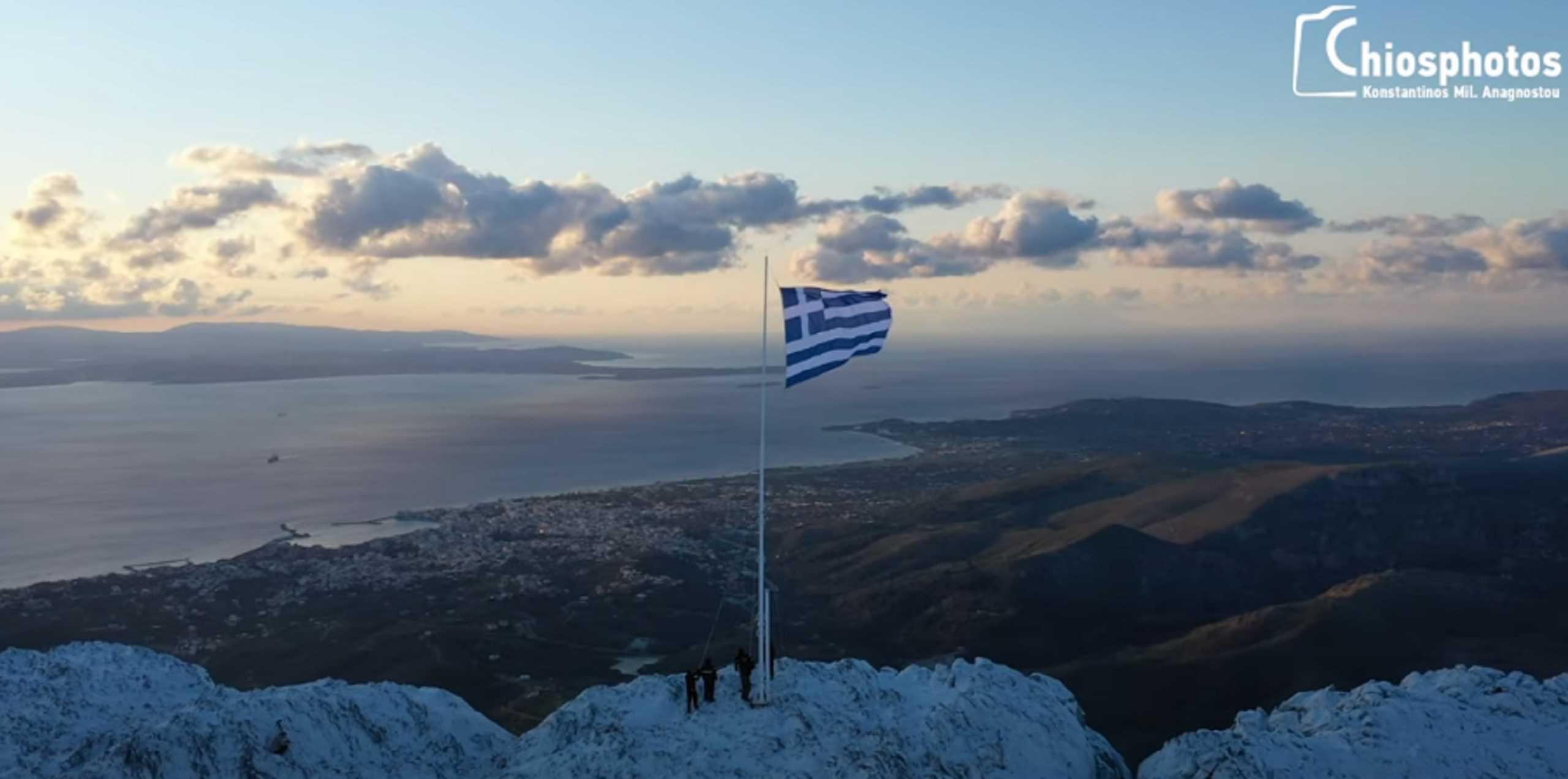 25η Μαρτίου – Χίος: Η γαλανόλευκη στην κορυφή του Πηγάνιου Όρους – Η τελετή που συζητήθηκε (video)