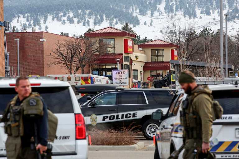 Δεύτερο μακελειό μέσα σε λίγες μέρες στις ΗΠΑ: 10 νεκροί από εισβολή ενόπλου σε σούπερ μάρκετ στο Κολοράντο
