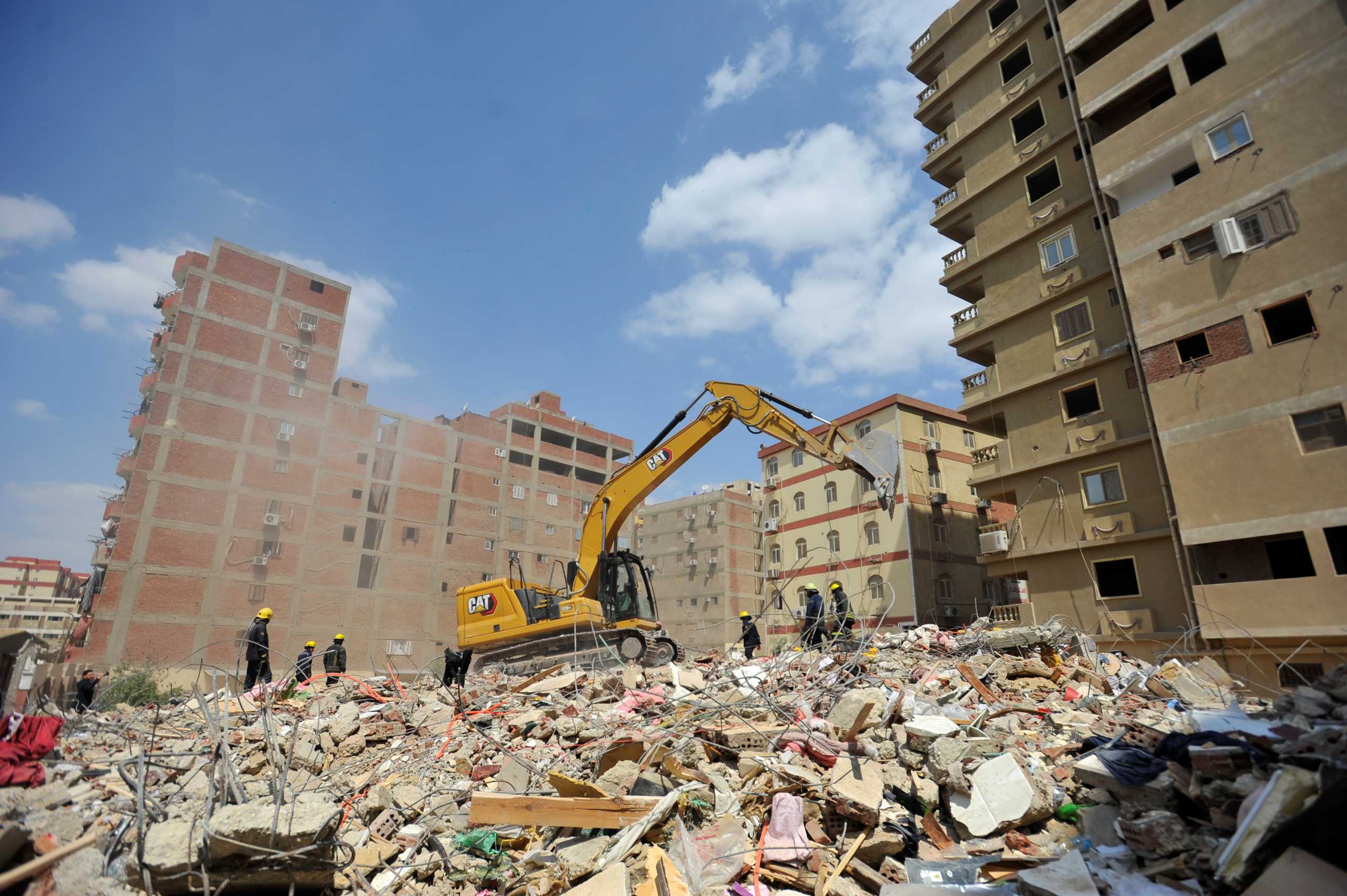 Rescurers work at the site where a building collapsed in Gesr al-Suez, Cairo, Egypt March 27, 2021. REUTERS