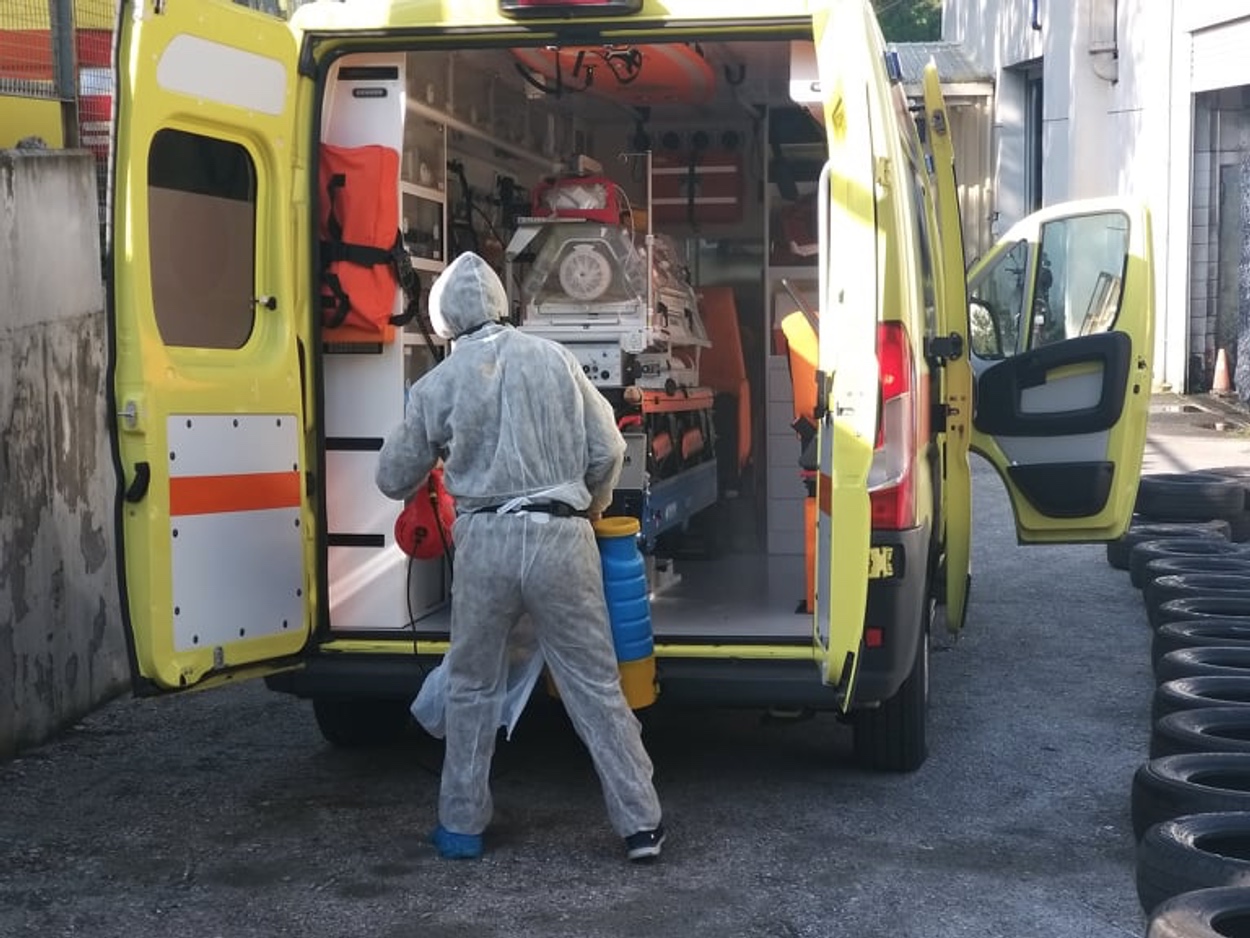 «Είναι πόλεμος ώρα με την ώρα»- Ασφυκτική η διαχείριση των κλινών ΜΕΘ από το ΕΚΑΒ