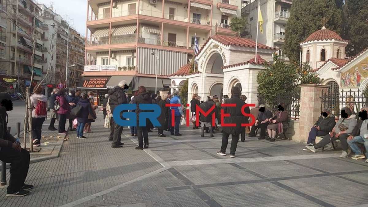 Θεσσαλονίκη: «Βουλιάζει» από κόσμο προαύλιο εκκλησίας λόγω του Ψυχοσάββατου (pics)