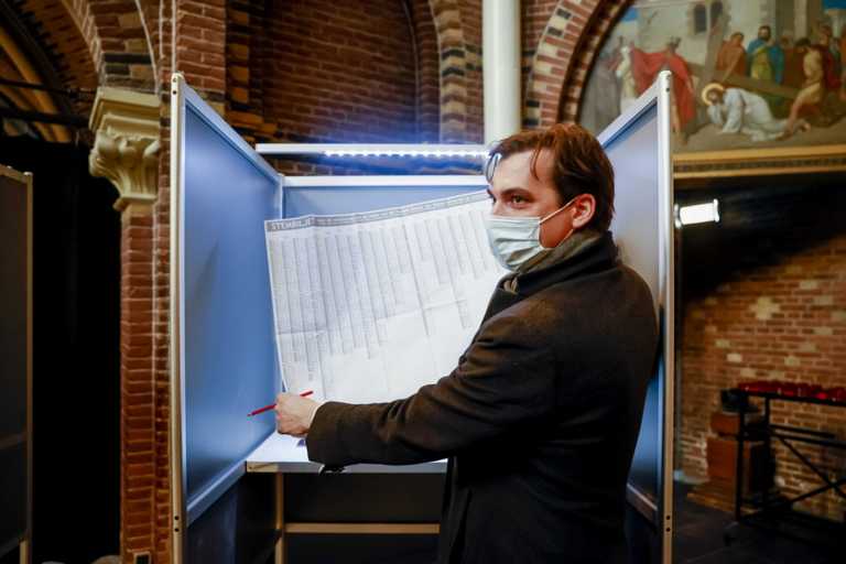 Ολλανδία: Εκλογές προσαρμοσμένες στην πανδημία –Το κόκκινο μολύβι και ο κίνδυνος μετάδοσης