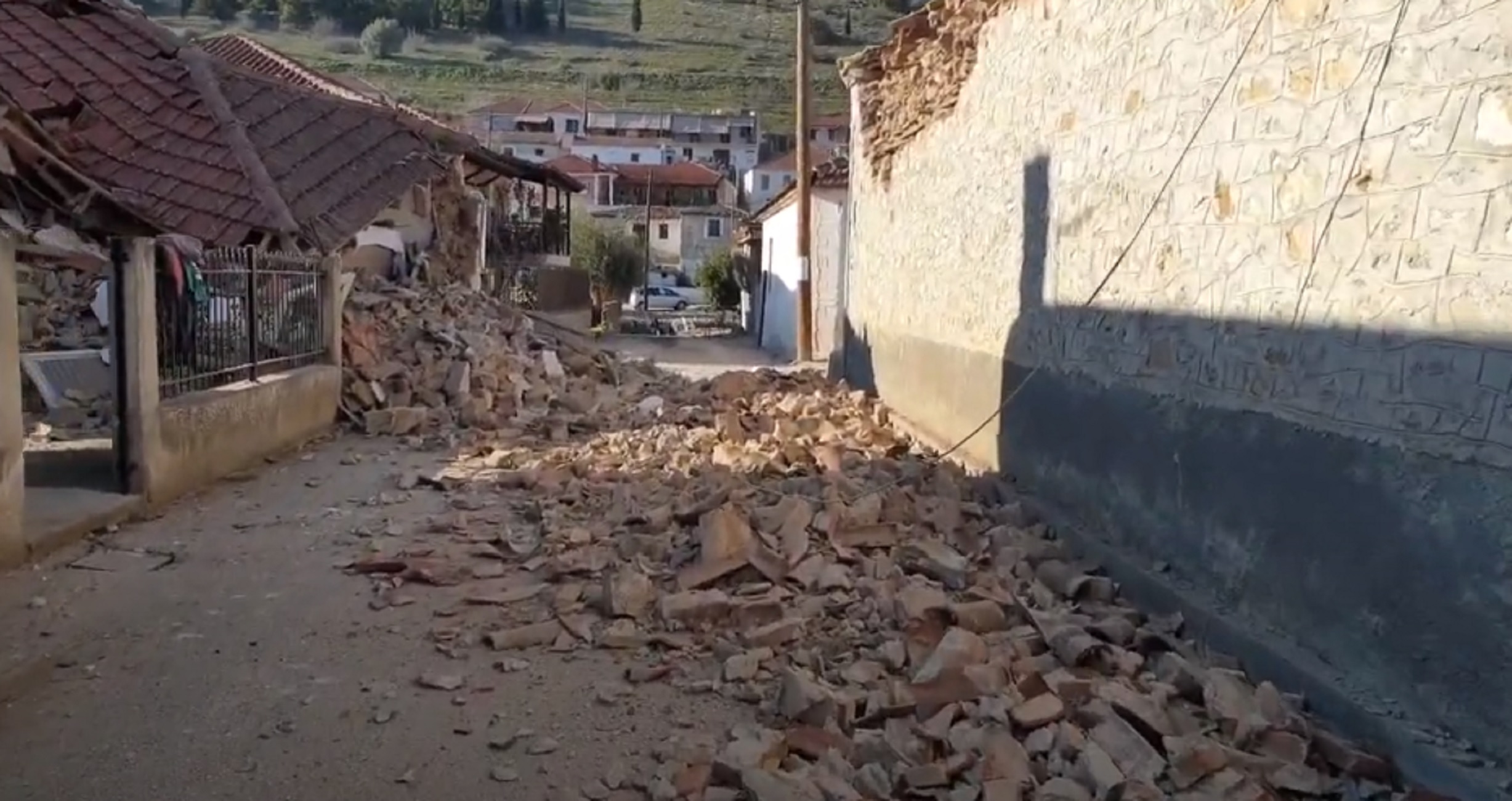 Σεισμός στην Ελασσόνα: Νέες εικόνες βιβλικής καταστροφής – Τα δευτερόλεπτα του τρόμου στην κάμερα (video)