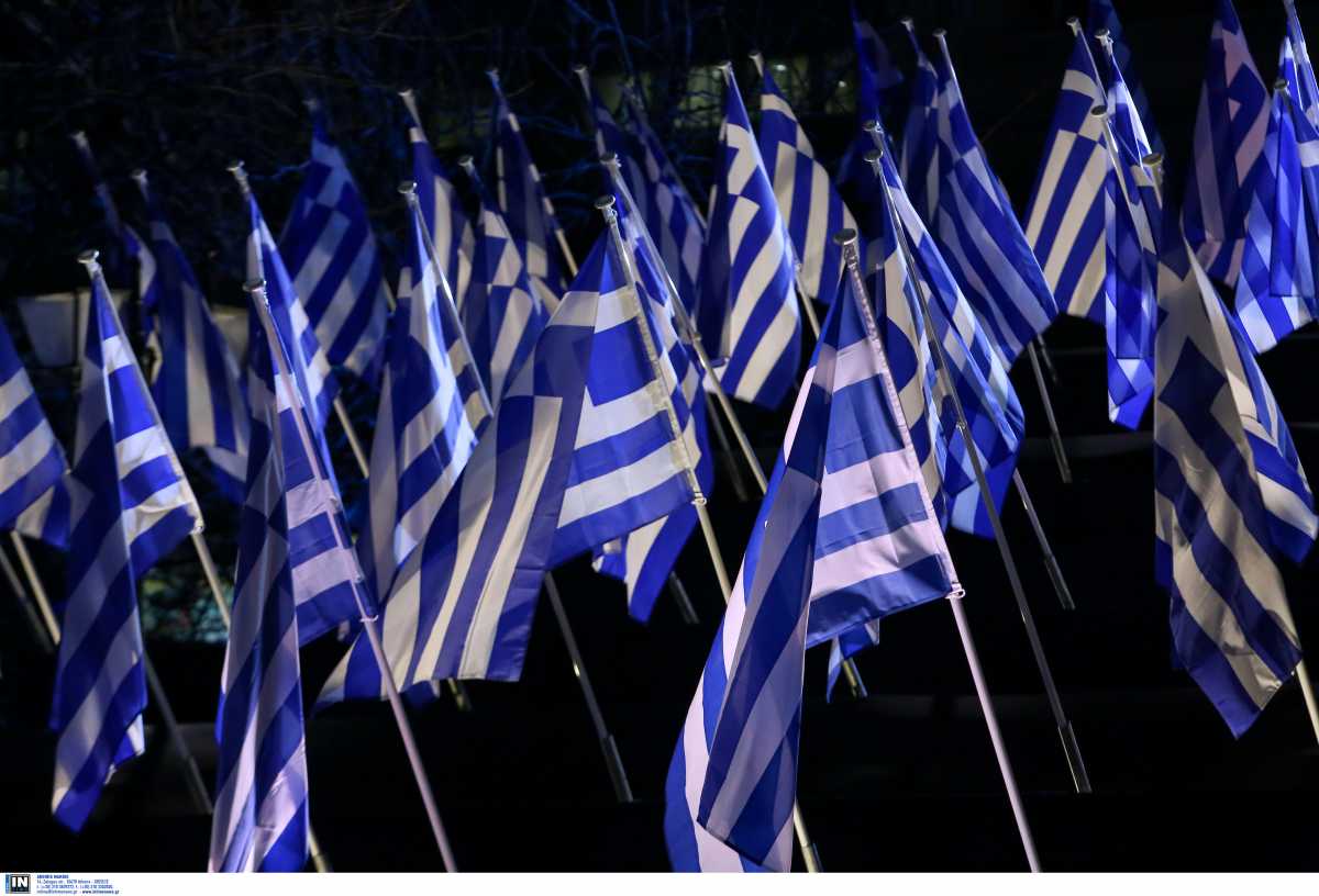 Σε ποιο νησί υψώθηκε για πρώτη φορά η ελληνική σημαία με το λευκό σταυρό σε γαλανό φόντο