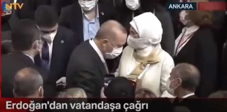 Έξαλλη η σύζυγος του Ερντογάν – Η παρέμβαση της στους σωματοφύλακες του προέδρου (video)