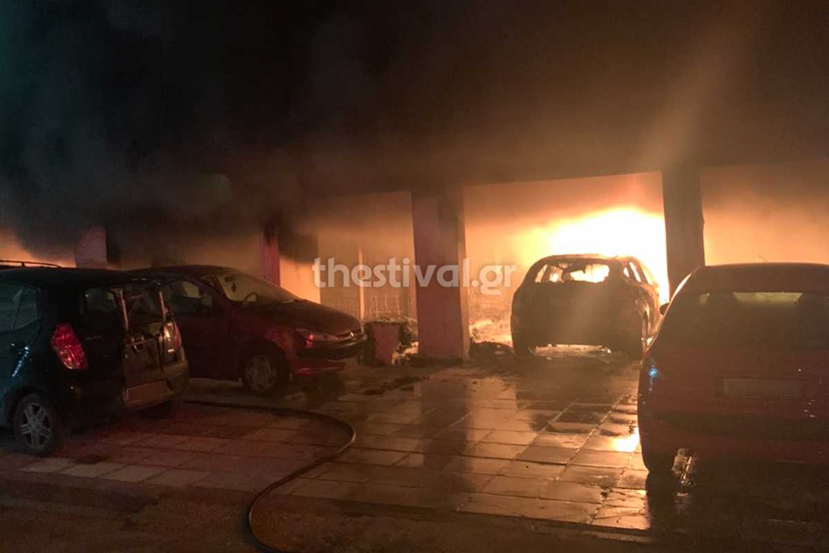 Θεσσαλονικη: Πύρινη κόλαση από εμπρησμό σε πολυκατοικία – Κάηκαν 12 οχήματα, κινδύνευσαν ζωές (pics, video)