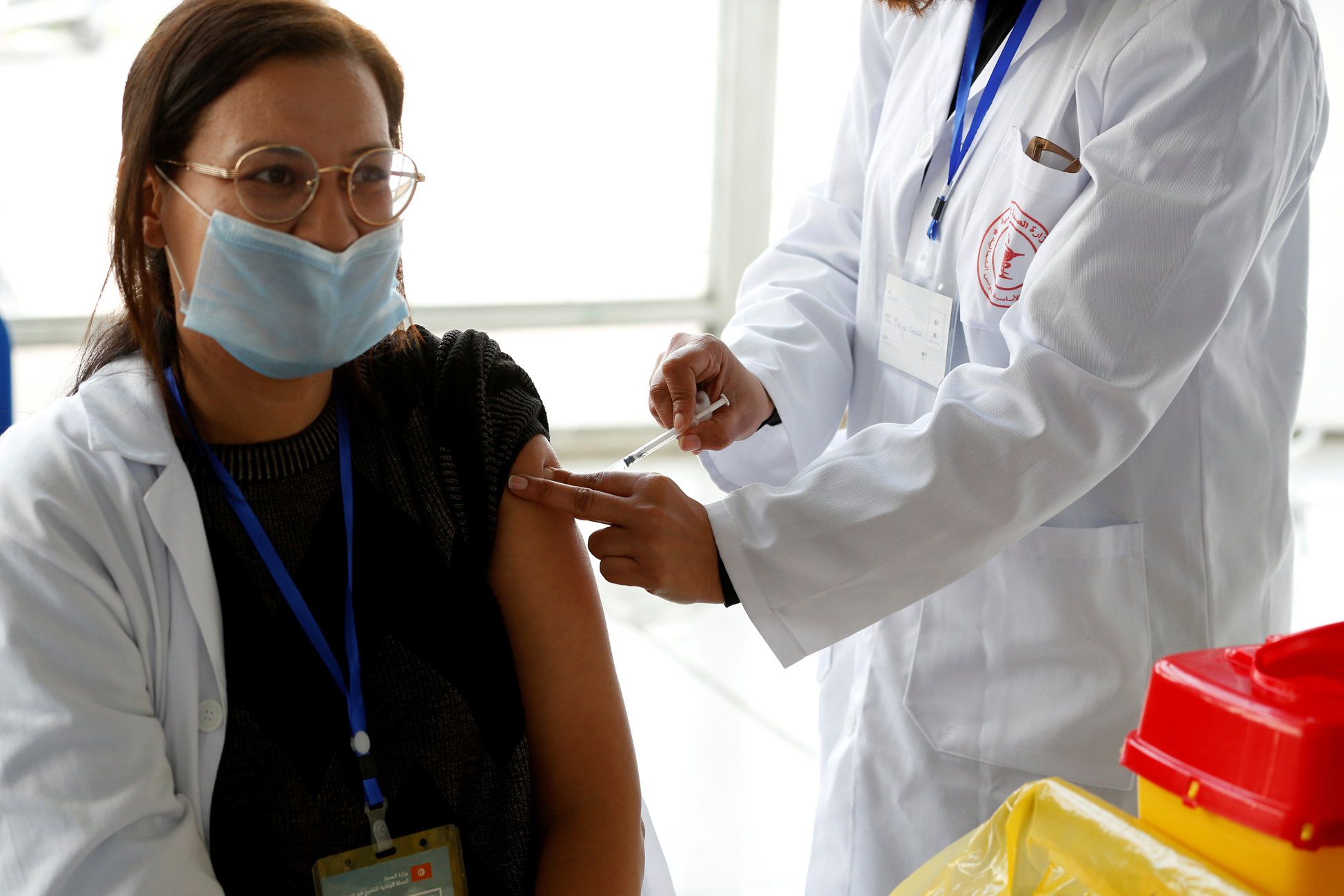 Κορονοϊός: Γιατί οι γυναίκες εμφανίζουν συχνότερα παρενέργειες μετά τον εμβολιασμό
