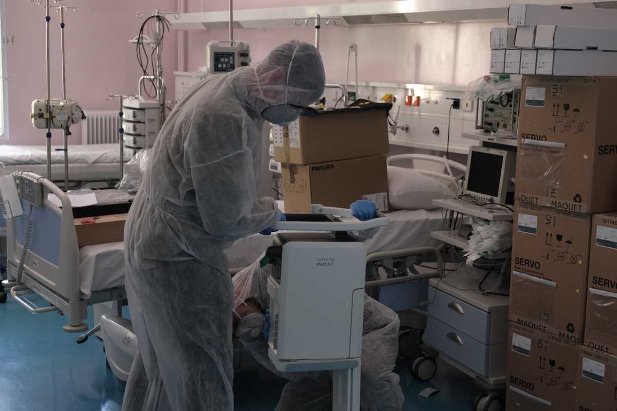 Κορονοϊός: Εκτοξεύτηκε η θετικότητα – «Ασφυξία» στα νοσοκομεία λίγο πριν την επιστράτευση γιατρών