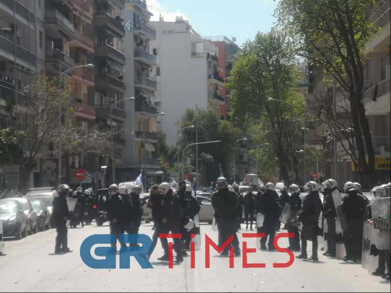 Θεσσαλονίκη – 25η Μαρτίου: Επεισόδια μετά την μοτοπορεία – Αμαύρωσαν την επέτειο με πέτρες και μπουκάλια (video)