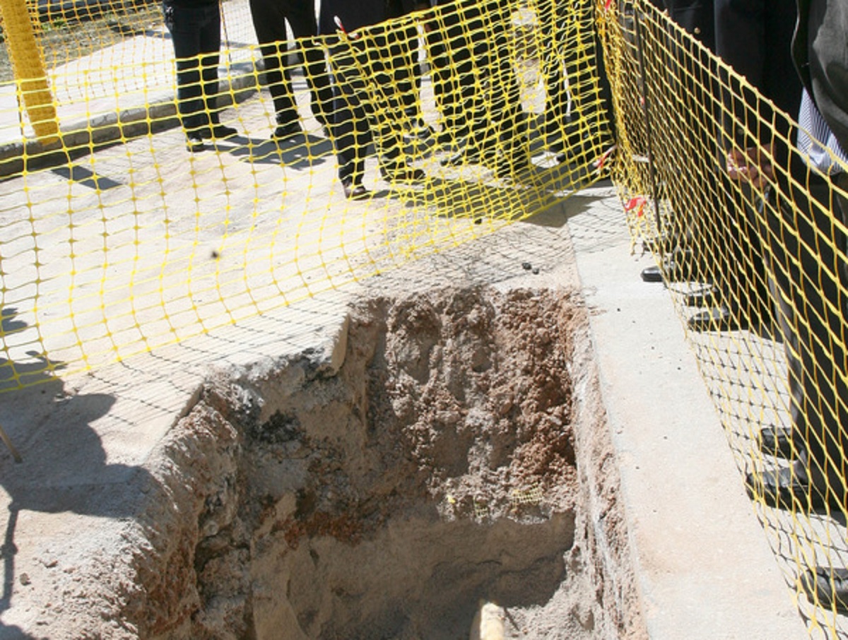 Ο Υπουργός ΠΕΝ, Πάνος Σκουρλέτης (Κ) ενημερώνεται από τον Αναπληρωτή Γενικός Διευθυντής  Φυσικού Αερίου, Λεωνίδας Μπακούρας (ΚΑ), στο εργοτάξιο στα Φάρσαλα στα εγκαίνια για την επέκταση του δικτύου φυσικού αερίου στον Αλμυρό και στα Φάρσαλα που πραγματοποιήθηκαν, την Τετάρτη 30 Μαρτίου 2016. Ο Υπουργός Περιβάλλοντος και Ενέργειας ξεναγήθηκε στο εργοτάξιο στα Φάρσαλα και στη συνέχεια μετέβη στον Αλμυρό, όπου άνοιξε τη βάνα τροφοδοσίας με φυσικό αέριο κατά τη συμβολική τελετή ενεργοποίησης της εγκατάστασης φυσικού αερίου στον Δημοτικό Βρεφονηπιακό σταθμό Αλμυρού, στο πρώτο κτίριο της πόλης που τροφοδοτείται συμβολικά με φυσικό αέριο. ΑΠΕ ΜΠΕ