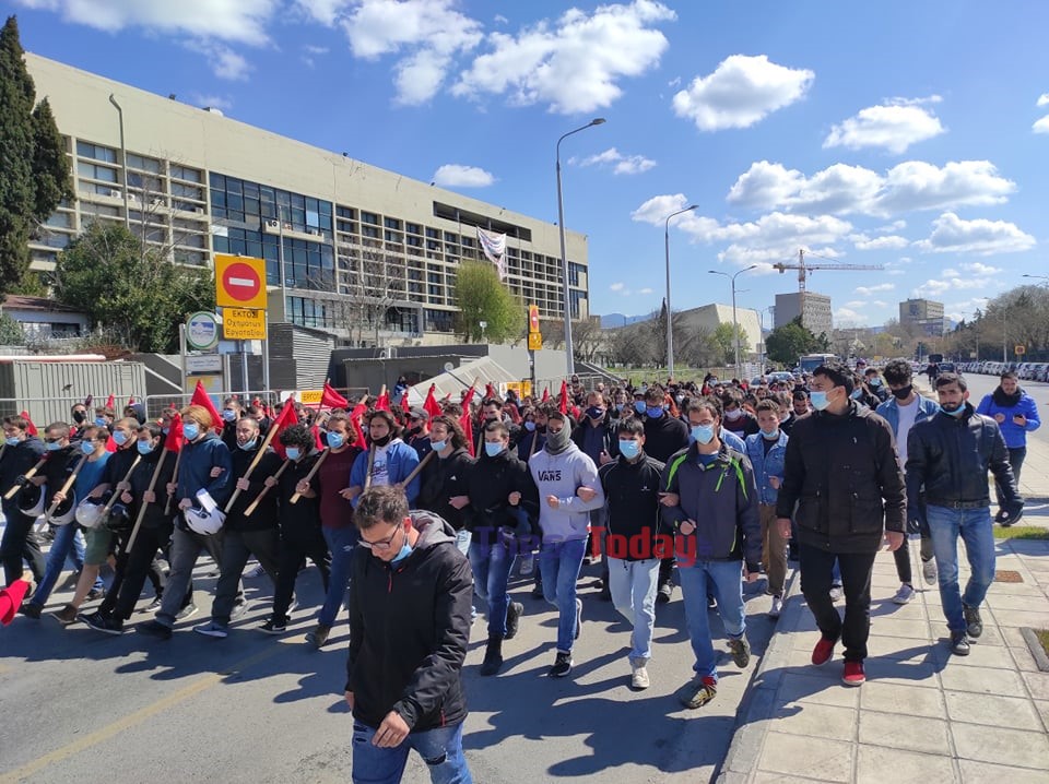 Θεσσαλονίκη: Μαζική πορεία φοιτητών για το νόμο Κεραμέως και το άνοιγμα των σχολών τους (video)