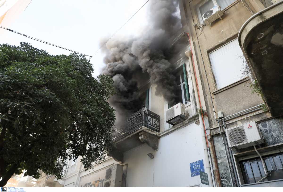 Πνίγηκε στους καπνούς το κέντρο της Αθήνας από φωτιά σε υπόγειο (pics)