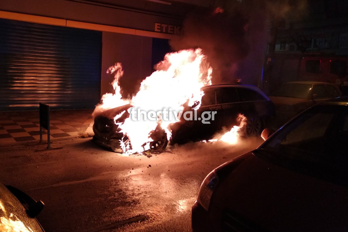 Θεσσαλονίκη: Η στιγμή που πολυτελές ταξί πιάνει φωτιά και γίνεται στάχτη  (video)