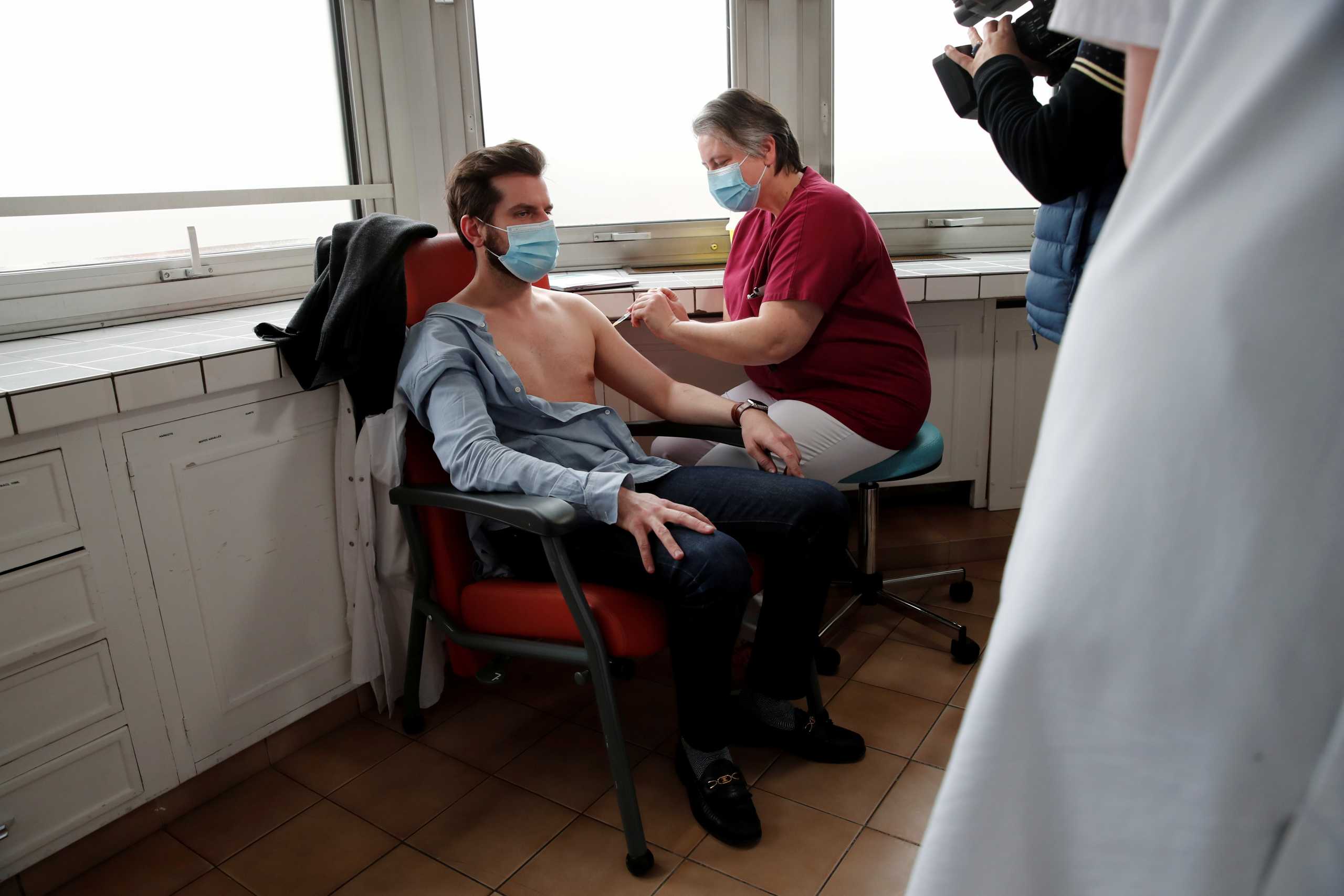 Γαλλία: Οδοντίατροι και κτηνίατροι θα εμβολιάζουν κατά του κορονοϊού