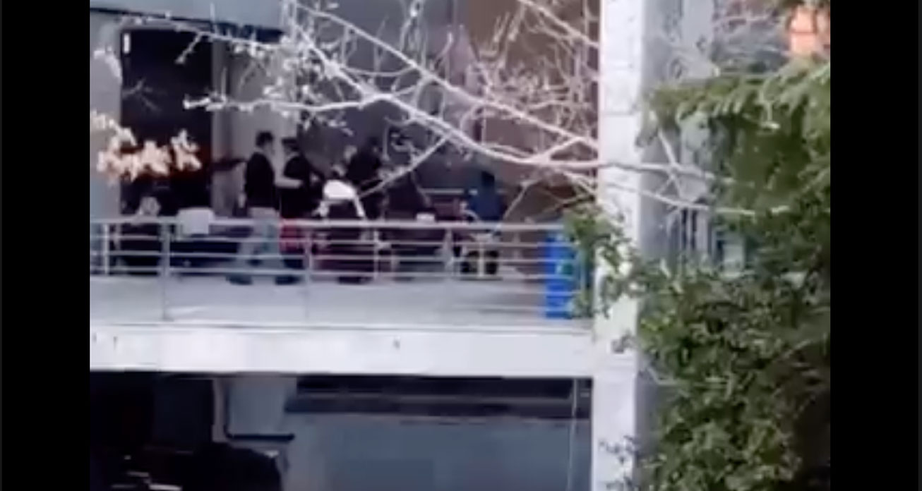 Ένα κορονογλέντι στο κτίριο της Helexpo έφερε κόντρα Χαρδαλιά – Ηλιόπουλου (βίντεο)