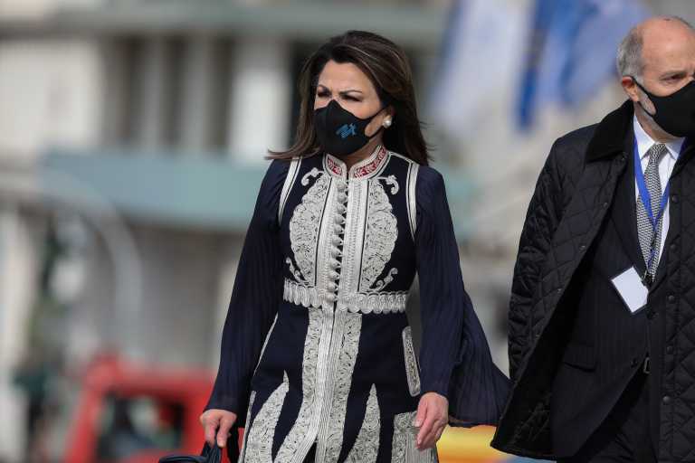 Παρέλαση… off camera: Η ενδυμασία της Γιάννας Αγγελοπούλου, κόσμος στα μπαλκόνια και οι ελεύθεροι σκοπευτές (pics)