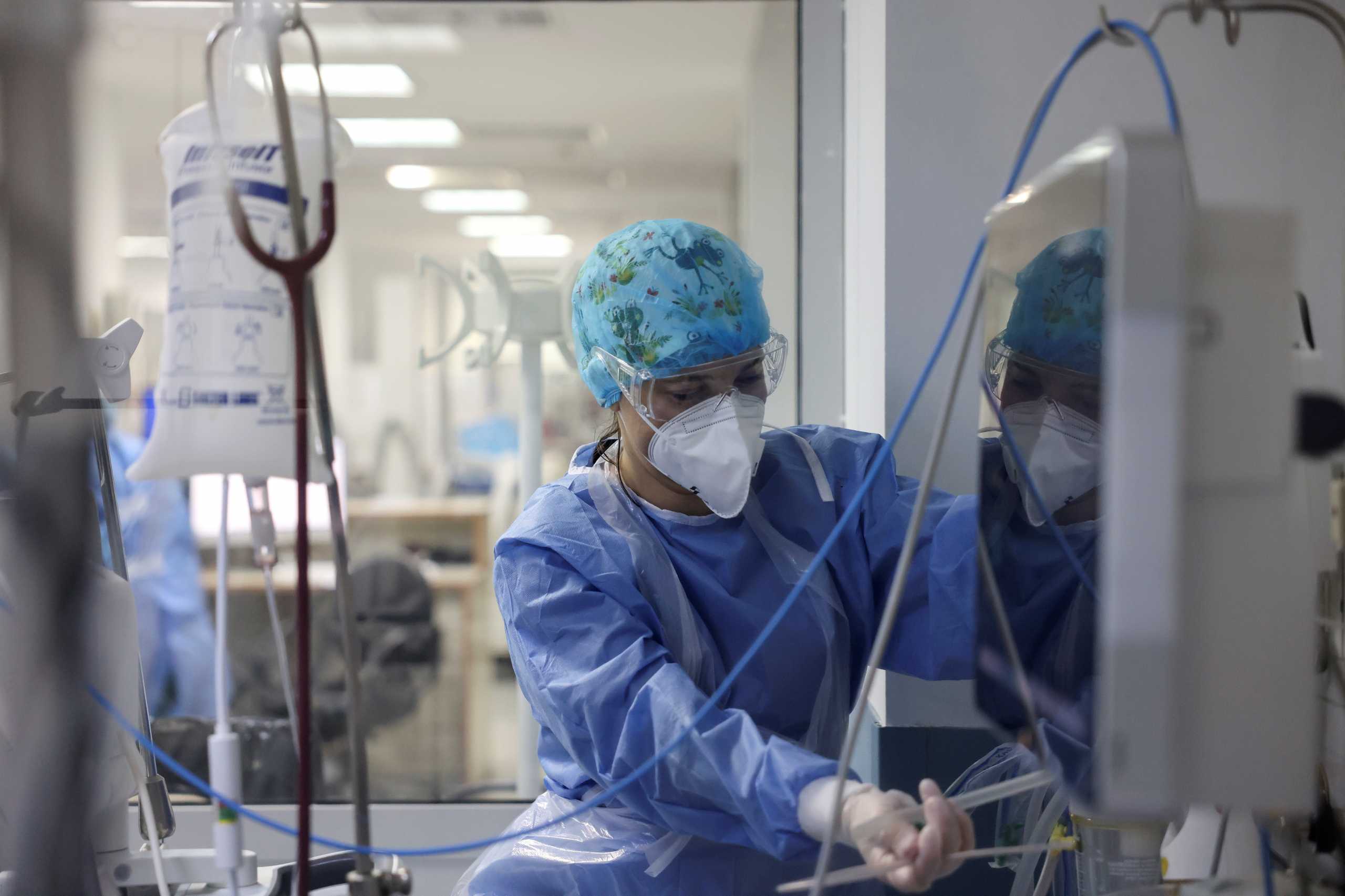 Κορoνοϊός: Αρχίζει πάλι η πίεση στα νοσοκομεία – Αυξάνονται οι εισαγωγές ασθενών