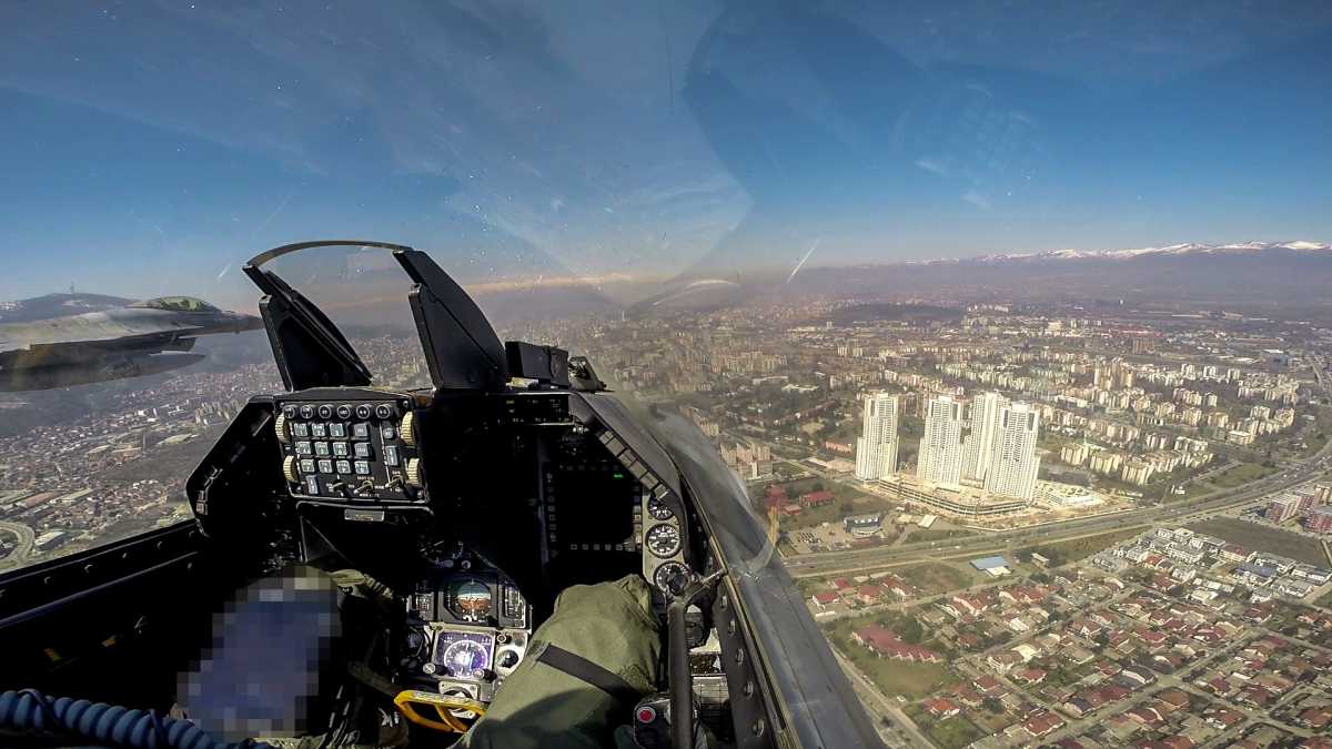 NATO: Ελληνικά F-16 πέταξαν πάνω από τα Σκόπια στις εορταστικές εκδηλώσεις της χώρας