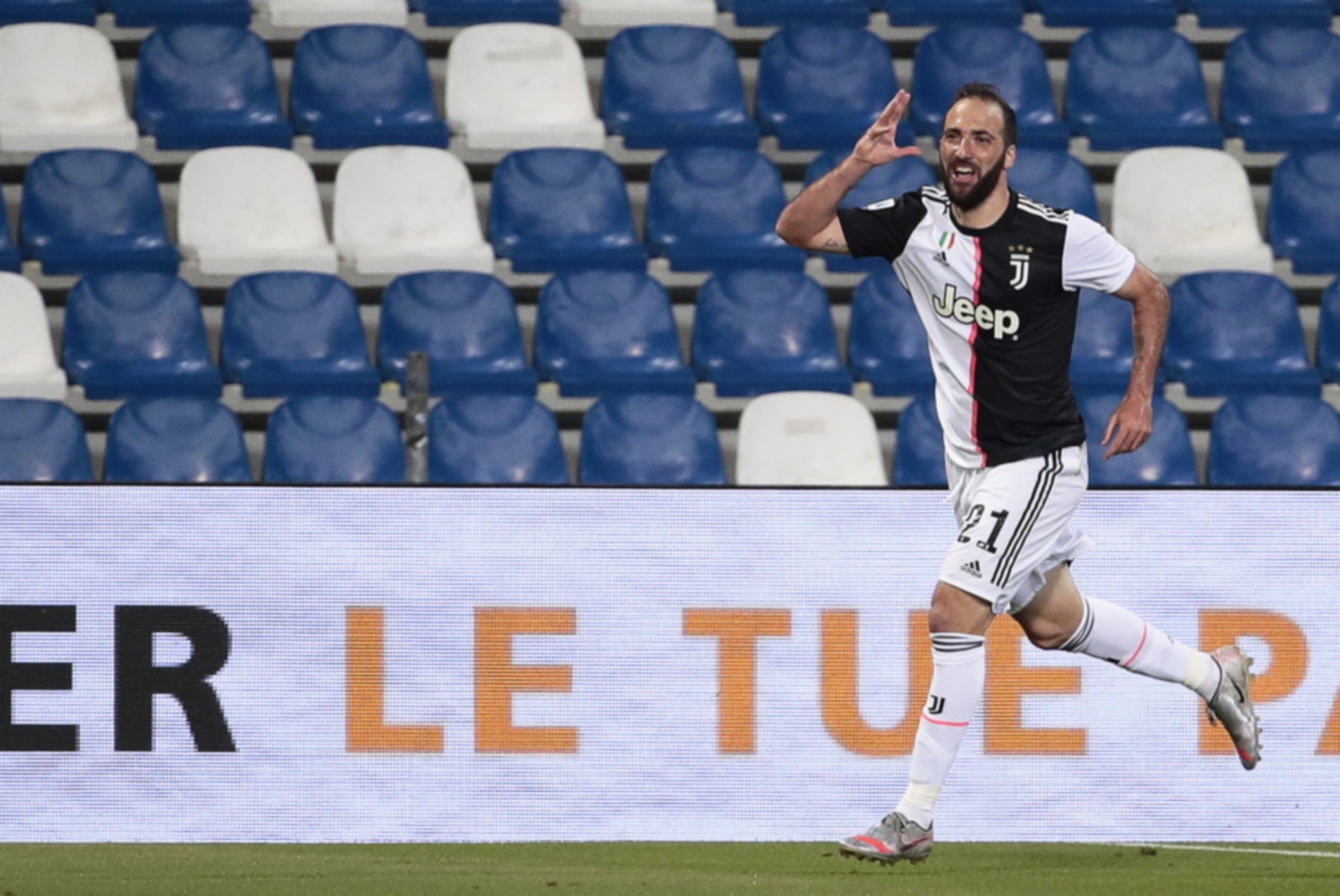 epa08548439 Juventus' Gonzalo Higuain celebrates after scoring the 2-0 lead during the Italian Serie A soccer match between US Sassuolo Calcio and Juventus FC in Reggio Emilia, Italy, 15 July 2020.  EPA