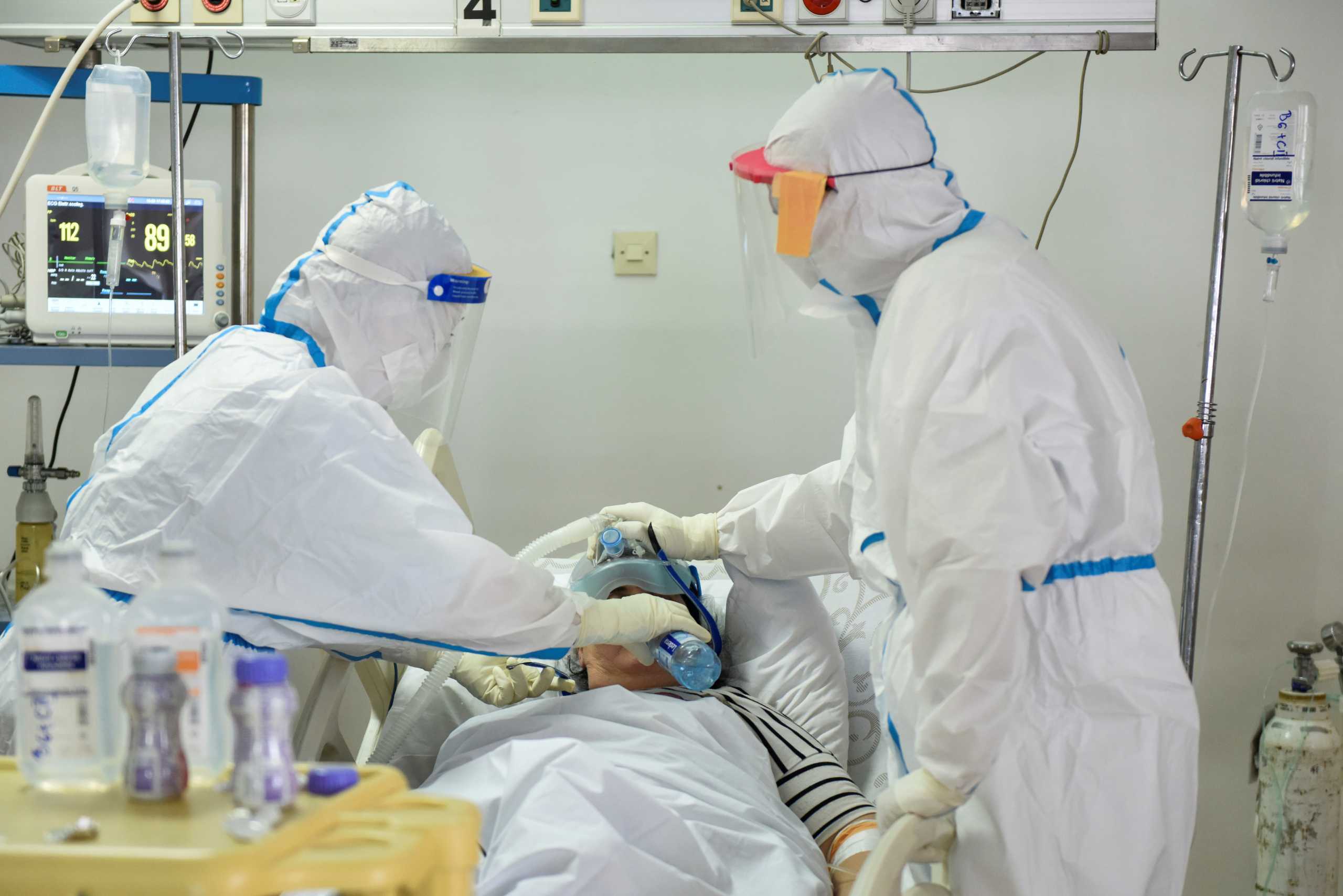 Medical workers treat patients suffering from the coronavirus disease (COVID-19) at the General Hospital, in Novi Pazar, Serbia, March 15, 2021. Picture taken March 15, 2021. REUTERS