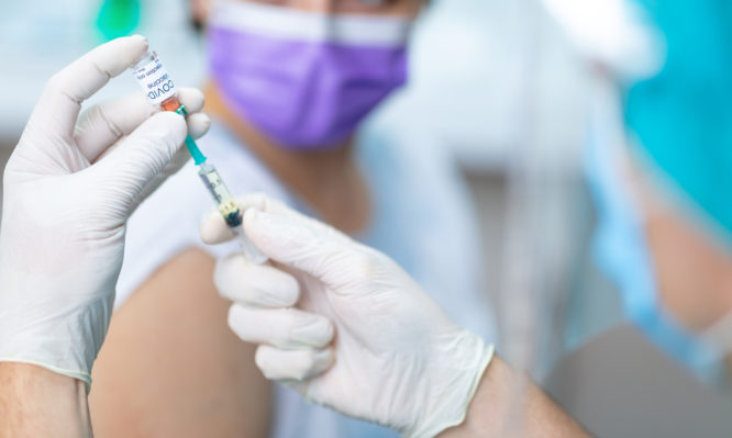 Κορονοϊός: Για πόσο καιρό θα μας προστατεύουν τα εμβόλια;