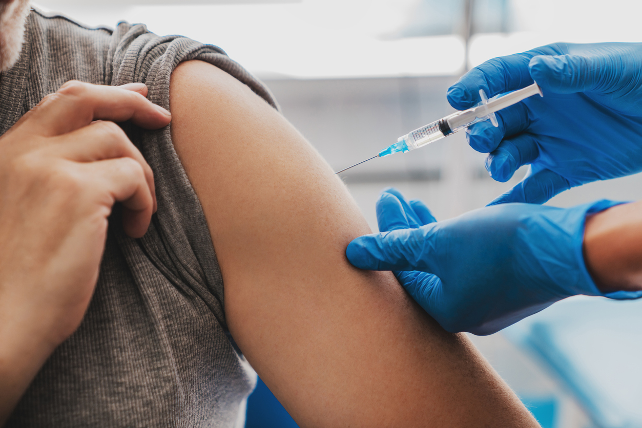 Κορονοϊός: Αν μετά το εμβόλιο έχετε πρήξιμο σε ένα από τα τρία σημεία, καλέστε τον γιατρό σας