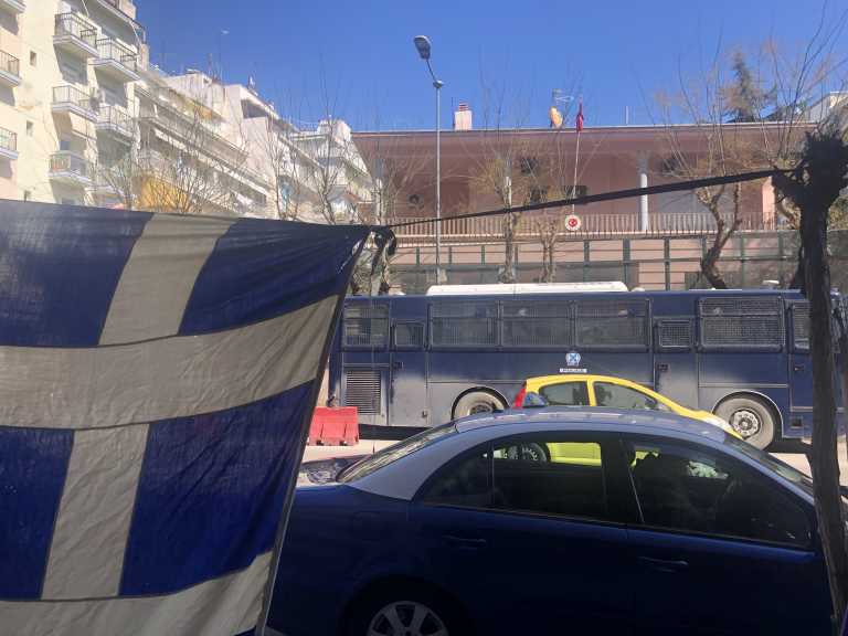 Θεσσαλονίκη – 25η Μαρτίου: Γαλανόλευκο παντού έξω από το τουρκικό προξενείο – Οι εικόνες που κεντρίζουν τα βλέμματα (pics)