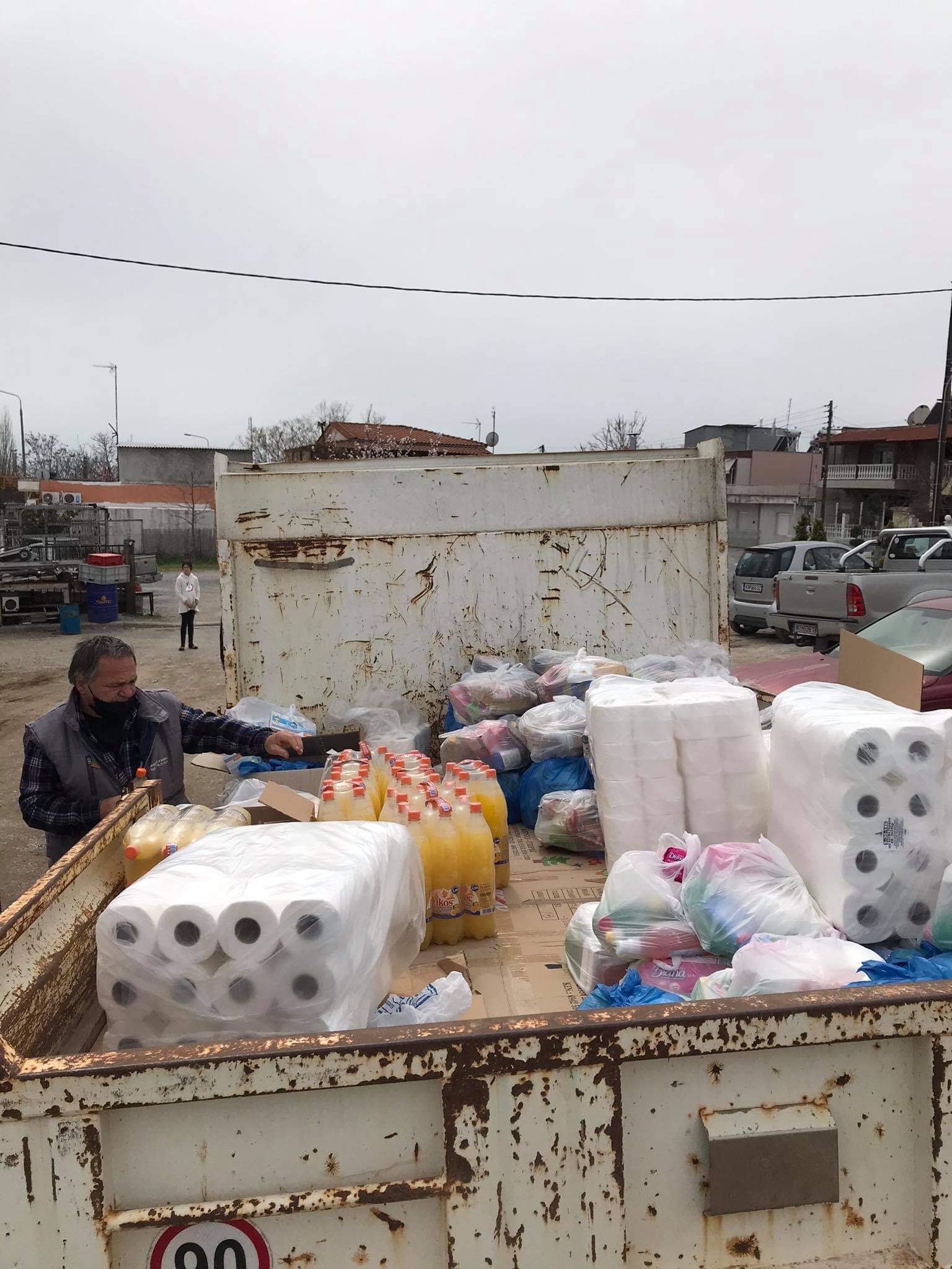 Θεσσαλονίκη: Τρόφιμα και απολυμάνσεις στους οικισμούς τσιγγάνων του δήμου Κορδελιού – Ευόσμου (pics)