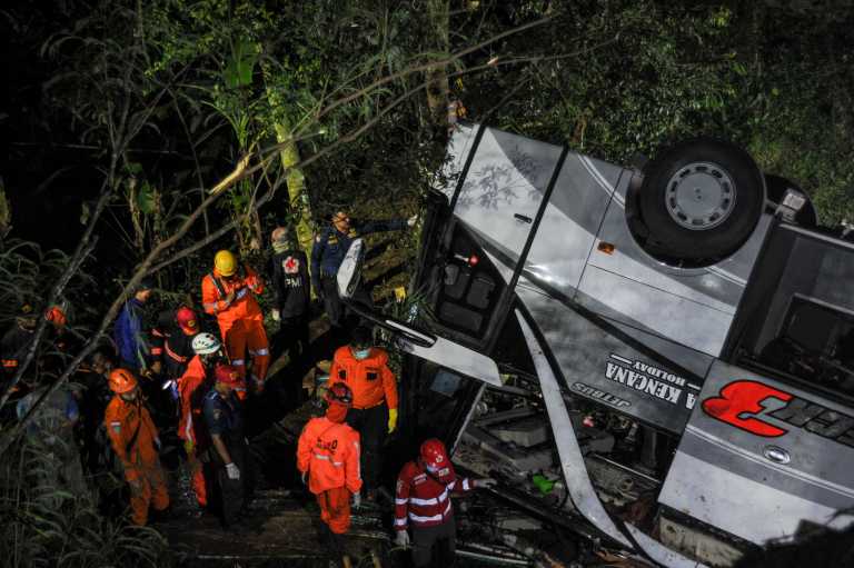 Τραγωδία στην Ινδονησία: Λεωφορείο έπεσε σε χαράδρα, 27 νεκροί