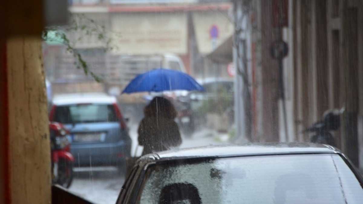 Καιρός σήμερα: Στη μισή Ελλάδα ομπρέλες και στην άλλη μισή αντιολισθητικές αλυσίδες