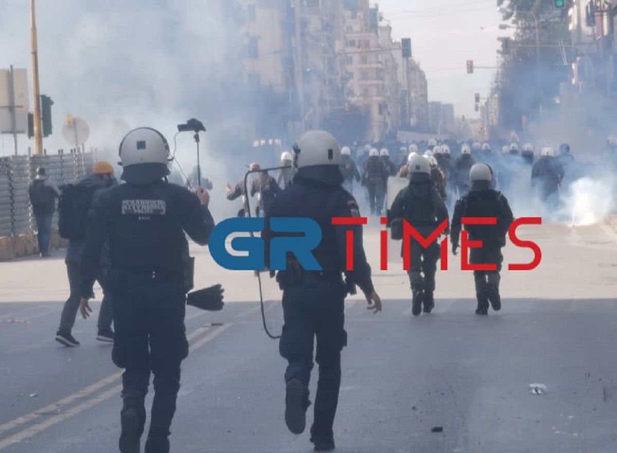 Με δική της κάμερα κατέγραφε η Αστυνομία τα επεισόδια της Θεσσαλονίκης (video)