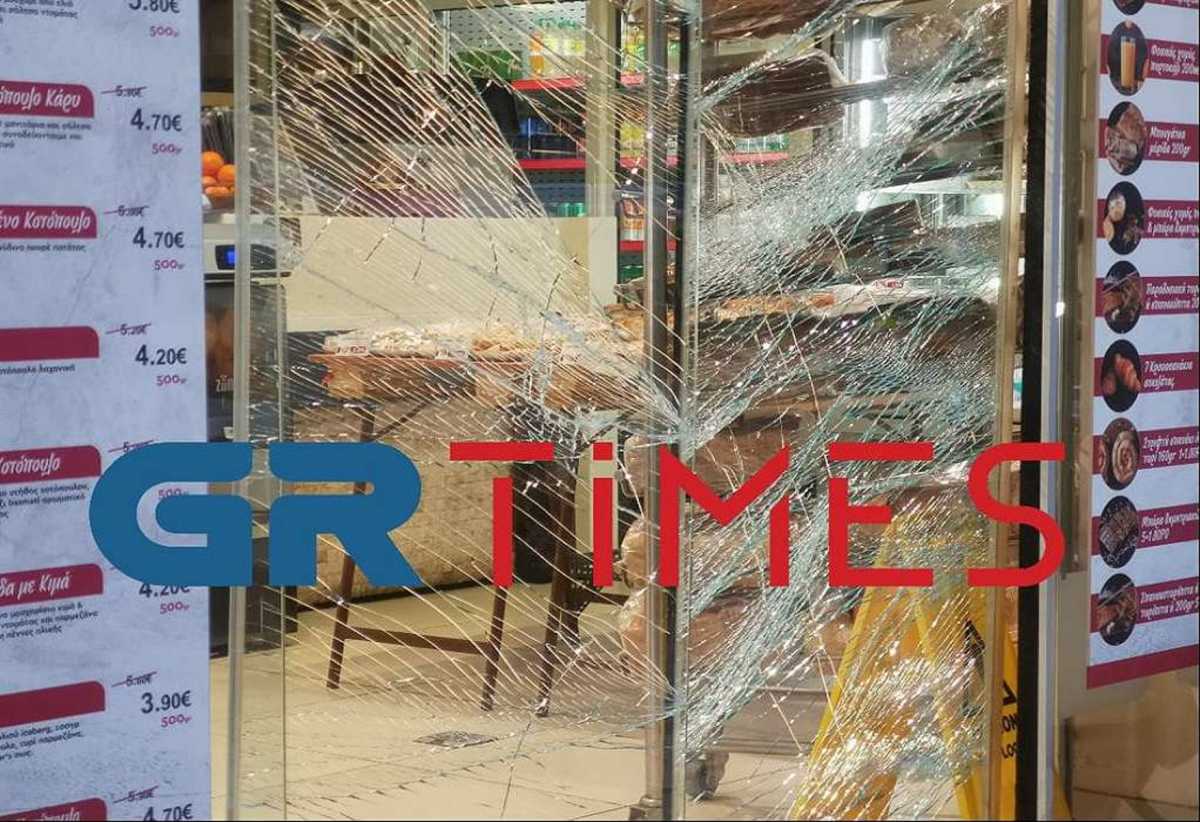 Θεσσαλονίκη: Κυνήγησαν και απείλησαν άνδρα με μαχαίρι – Έκαναν γυαλιά καρφιά κατάστημα