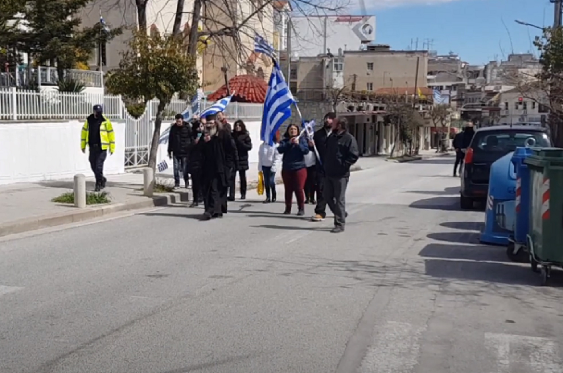 Κιλκίς: Η παρέλαση που βάζει σε σκέψεις – Ο ιερέας και τα συνθήματα της ομάδας του (video)