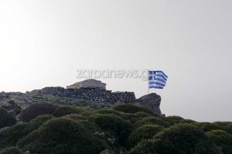 Χανιά: Τεράστια ελληνική σημαία κυματίζει στην κορυφή της Κισάμου (pics)