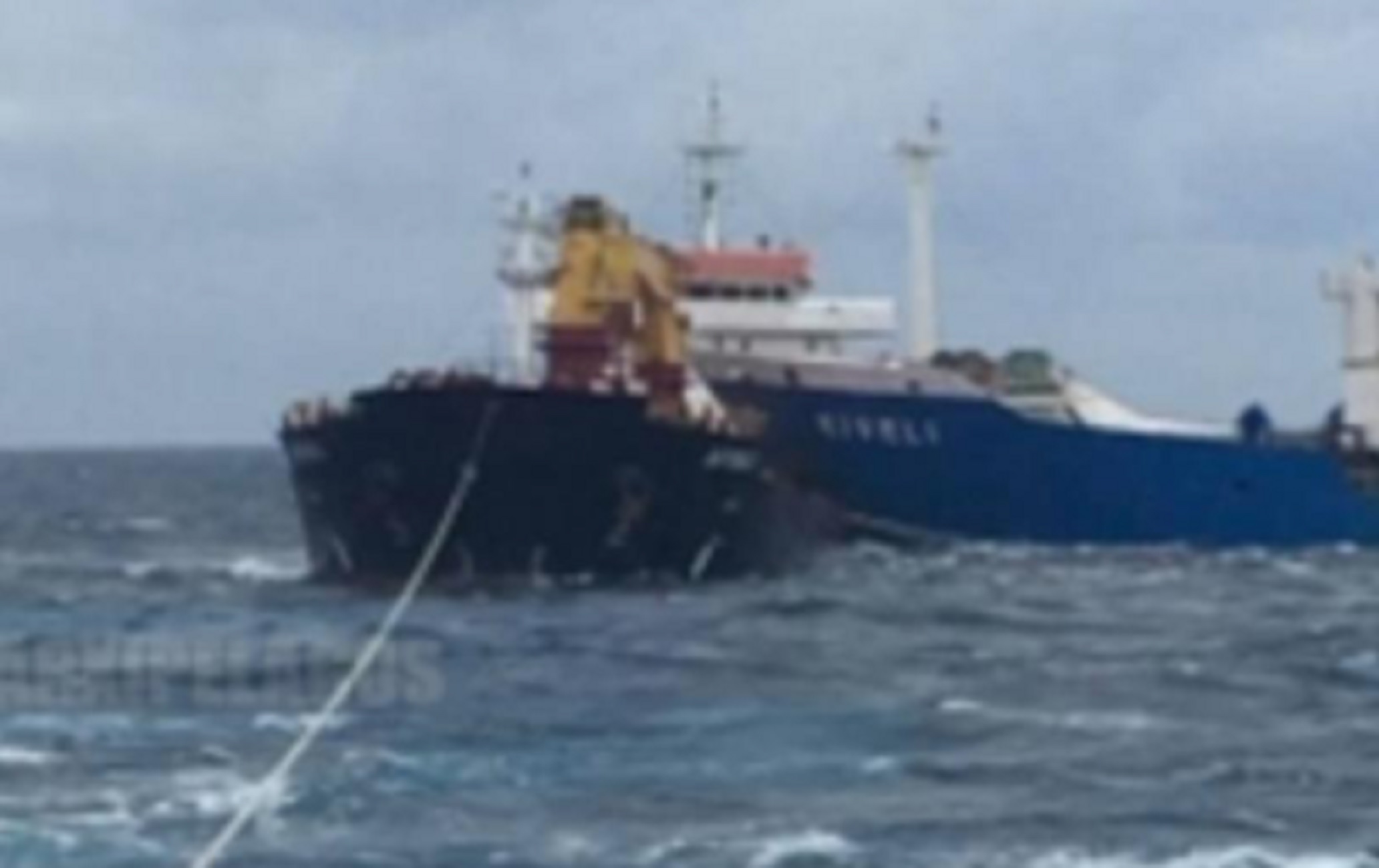 Κύθηρα: Έτσι αποκολλήθηκαν τα δύο φορτηγά πλοία που συγκρούστηκαν μεταξύ τους (pics)