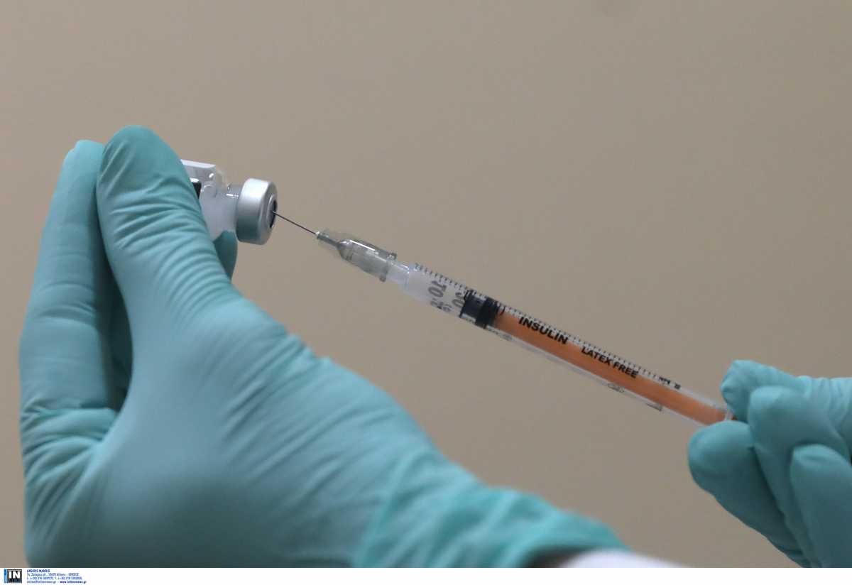 Κορονοϊός – Αχαΐα: Εμβολιάστηκε ο αντιδήμαρχος που έχασε τους γονείς του από τον ιό