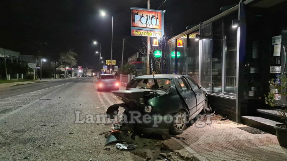 Λαμία: Μεθυσμένος οδηγός σκόρπισε τον τρόμο – Έριξε παρκαρισμένο ΙΧ σε καφετέρια (pics, vid)