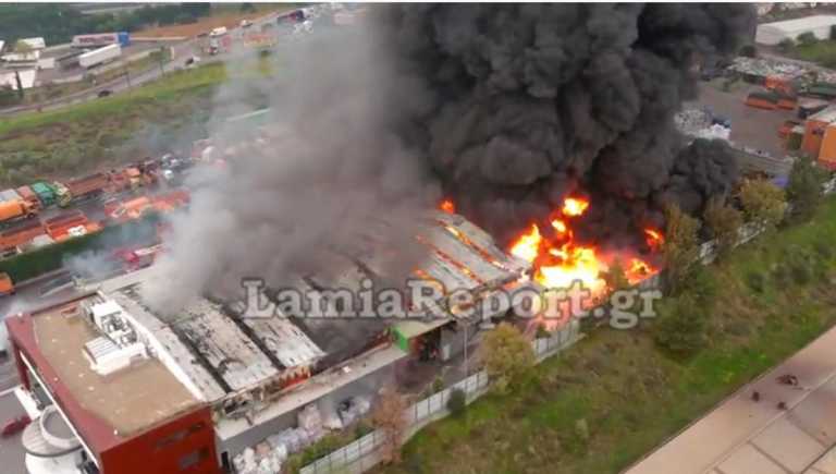 Σχηματάρι: Μεγάλες διαστάσεις πήρε η φωτιά στο εργοστάσιο – Με εγκαύματα ο ιδιοκτήτης