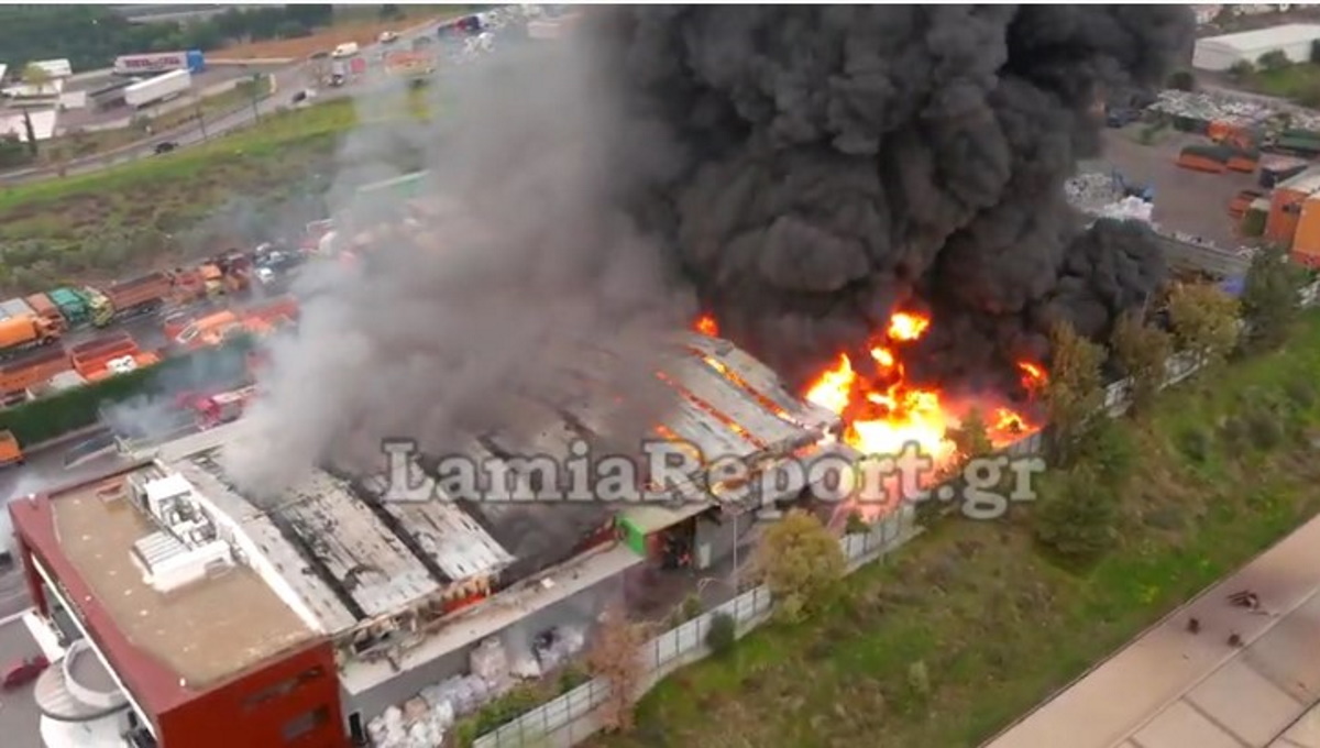 Σχηματάρι: Μεγάλες διαστάσεις πήρε η φωτιά στο εργοστάσιο – Με εγκαύματα ο ιδιοκτήτης