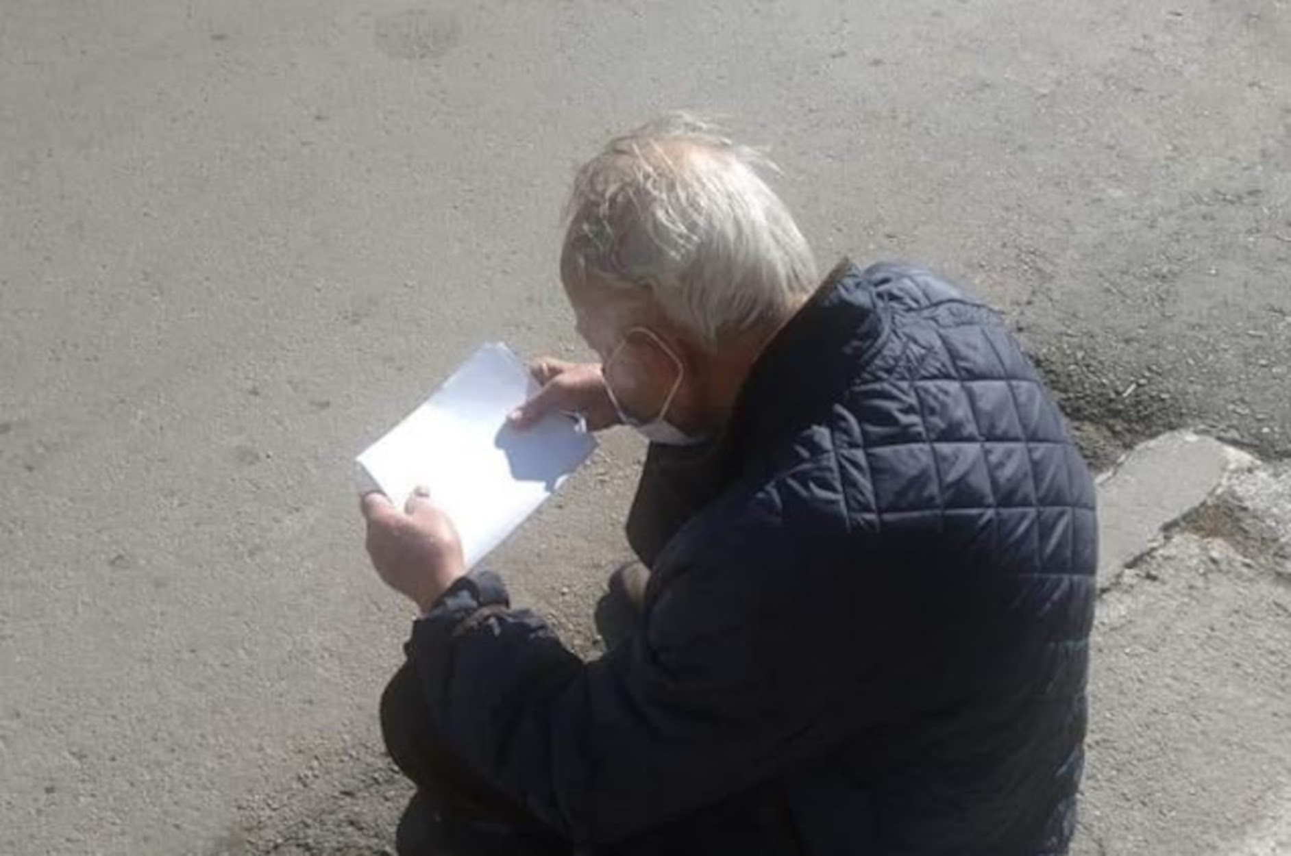 Λέσβος: Παράτησαν στη μέση του δρόμου 94χρονο με κορονοϊό (pics)
