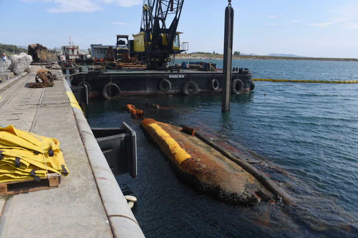 Ï Õðïõñãüò ÅèíéêÞò ¶ìõíáò ê. Íéêüëáïò Ðáíáãéùôüðïõëïò êáé ï ÐñÝóâçò ôùí ÇíùìÝíùí Ðïëéôåéþí ÁìåñéêÞò ê. ÔæÝöñõ Ñ. ÐÜéáô (Goeffrey R. Pyatt) ðáñåõñÝèçêáí óå åêäÞëùóç ðïõ ðñáãìáôïðïéÞèçêå ìå áöïñìÞ ôéò åñãáóßåò áíåëêýóåùò ôïõ íáõáãßïõ ôçò âõèïêüñïõ «ÏËÃÁ» óôï ËéìÝíá Áëåîáíäñïýðïëçò.

 

Óôçí åêäÞëùóç ðáñÝóôçóáí åðßóçò ï Ãåíéêüò ÃñáììáôÝáò Íáõôéëßáò êáé Ëéìåíéêþí Õðïäïìþí ôïõ Õðïõñãåßïõ Íáõôéëßáò êáé ÍçóéùôéêÞò ÐïëéôéêÞò, ê. ÅõÜããåëïò Êõñéáæüðïõëïò, ï Áñ÷çãüò ÃÅÓ, ÁíôéóôñÜôçãïò Ãåþñãéïò ÊáìðÜò, ï ÄéïéêçôÞò ôçò 1çò ÓôñáôéÜò, ÁíôéóôñÜôçãïò Êùíóôáíôßíïò Öëþñïò, ï ÄéïéêçôÞò ôïõ Ä¢ Óþìáôïò Óôñáôïý, ÁíôéóôñÜôçãïò ×áñÜëáìðïò Ëáëïýóçò êáé ï ÄéïéêçôÞò ôçò ×ÉÉ Ìç÷áíïêßíçôçò Ìåñáñ÷ßáò Ðåæéêïý, ÕðïóôñÜôçãïò ¶ããåëïò ×ïõäåëïýäçò.