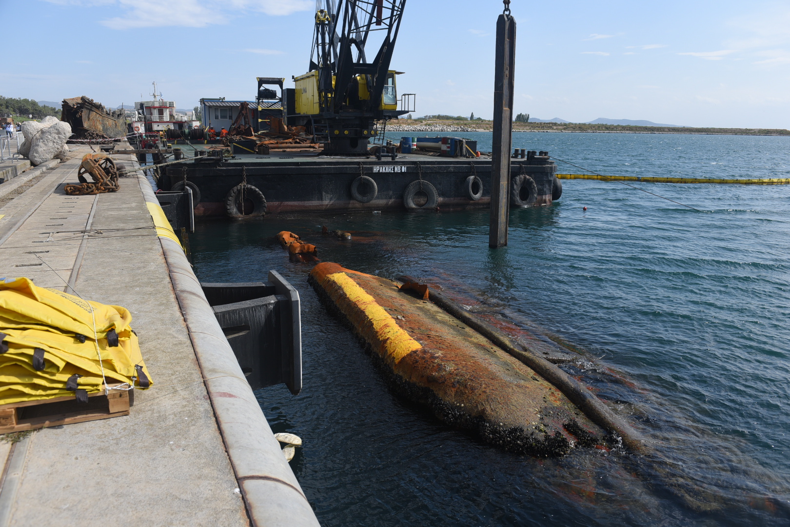 Ï Õðïõñãüò ÅèíéêÞò ¶ìõíáò ê. Íéêüëáïò Ðáíáãéùôüðïõëïò êáé ï ÐñÝóâçò ôùí ÇíùìÝíùí Ðïëéôåéþí ÁìåñéêÞò ê. ÔæÝöñõ Ñ. ÐÜéáô (Goeffrey R. Pyatt) ðáñåõñÝèçêáí óå åêäÞëùóç ðïõ ðñáãìáôïðïéÞèçêå ìå áöïñìÞ ôéò åñãáóßåò áíåëêýóåùò ôïõ íáõáãßïõ ôçò âõèïêüñïõ «ÏËÃÁ» óôï ËéìÝíá Áëåîáíäñïýðïëçò.

 

Óôçí åêäÞëùóç ðáñÝóôçóáí åðßóçò ï Ãåíéêüò ÃñáììáôÝáò Íáõôéëßáò êáé Ëéìåíéêþí Õðïäïìþí ôïõ Õðïõñãåßïõ Íáõôéëßáò êáé ÍçóéùôéêÞò ÐïëéôéêÞò, ê. ÅõÜããåëïò Êõñéáæüðïõëïò, ï Áñ÷çãüò ÃÅÓ, ÁíôéóôñÜôçãïò Ãåþñãéïò ÊáìðÜò, ï ÄéïéêçôÞò ôçò 1çò ÓôñáôéÜò, ÁíôéóôñÜôçãïò Êùíóôáíôßíïò Öëþñïò, ï ÄéïéêçôÞò ôïõ Ä¢ Óþìáôïò Óôñáôïý, ÁíôéóôñÜôçãïò ×áñÜëáìðïò Ëáëïýóçò êáé ï ÄéïéêçôÞò ôçò ×ÉÉ Ìç÷áíïêßíçôçò Ìåñáñ÷ßáò Ðåæéêïý, ÕðïóôñÜôçãïò ¶ããåëïò ×ïõäåëïýäçò.