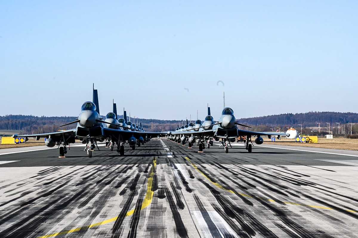 Απίστευτο κράξιμο στους Γερμανούς για τη μαζική απογείωση… παρκαρισμένων Eurofighters! (pics)